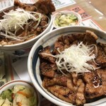 十勝豚丼 いっぴん - 手前がご飯少なめです。