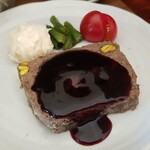 キッチン ブルー グローブ - 牛肉とピスタチオのテリーヌのアップ