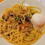 生パスタとサルシッチャのワインバル 大手町厨房 - 牛すじと豆苗、ドライトマトのビアンコ＋半熟卵