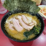 ラーメン 杉田家 - チャーシュー麺に海苔