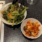 くい亭 - サラダとキムチ