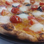 IL PIZZAIOLO - (2023/9 訪問)フレッシュなミニトマトのジューシー感と、モッツァレラチーズのもっちり感に塩気をしっかり効かせた食感のコントラストがバランス良いです。