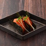 鮭魚和溢出的鮭魚子壽司