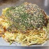 お好み焼・鉄板焼 八誠 - 肉玉そば(税込800円)
・茹で生中太麺(磯野製麺所)
・オタフクソース
・焼き方:しっかり押さえる
・焼き上がりの形:やや乱れた焼き上がり
・鉄板またはお皿で食べるのがスタンダード