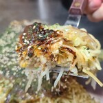 Okonomiyaki Teppanyaki Hassei - 茹で生中太麺は、芳ばしく表面はパリッ感もありつつ、中はモッチリ
                        千切りキャベツの蒸し焼きの時間が短く甘みにもう一伸びが無いかなぁ
                        豚バラ肉はカリッと焼いてあり食感のアクセントになっているのと旨みもあり