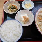 Suzuya - セットの小ご飯、冷奴、和え物、漬物