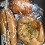ベーカーシェフ - 料理写真:上　パン屋さんのマルゲリータ　¥100
左　コッペパン（コロッケ）　　¥100
右　オニオンチーズブレッド　　¥180