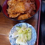 炭焼豚丼 空海 - 豚丼と漬物