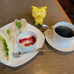 カフェ・ド・白亜 - ブレンドコーヒー530円&ツナオニオンとごぼうサラダの、クリーミーサンド+200円