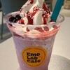 EmoLab Cafe - ストロベリー&カシス・檸檬ヨーグルトのシェイク(税込990円)
                檸檬ヨーグルトとストロベリー&カシスのブレンド、上にソフトクリームがON
                ストロベリー&カシスのソースが掛けられ華やかです