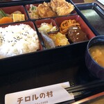 チロルの村 - お弁当ランチ(本日のメインはチキンカツ)税込880円