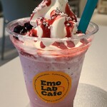 EmoLab Cafe - ストロベリー&カシス・檸檬ヨーグルトのシェイク(税込990円)
            檸檬ヨーグルトとストロベリー&カシスのブレンド、上にソフトクリームがON
            ストロベリー&カシスのソースが掛けられ華やかです