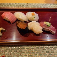 寿司英 - 一皿目の6貫です
