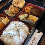 チロルの村 - メインのチキンカツの下にマカロニサラダが隠れていました。