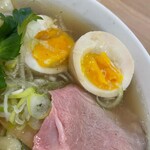 手打ち正麺 Hachimitsu - 半熟具合が素晴らしい味玉