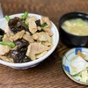 Shokudou Akebono - 人気No.1のプルプル丼(税込780円)。
                味噌汁とお新香が付きます。
                丼の大きさは、牛丼吉〇家の並サイズくらい。