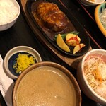 ザ定食&ドリンクス 東里 - デミグラスソースハンバーグ定食ご飯ハーフ(30円引き)