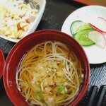 和食処 おふくろ亭 - マカロニサラダ、漬物、ミニ蕎麦。