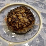 肉料理ふくなが - 個人的にこのハンバーグは、日本一だと思う。何もソースなどかかっていないが、メチャクチャ美味しい。