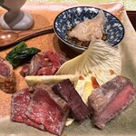 肉料理ふくなが - 牛の味噌カツやタタキ、アキレス腱など、いろいろな部位が前菜的に来る。