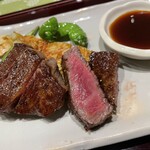 肉料理ふくなが - ステーキと一緒に、ご飯を盛ってくれる。今度は大盛りでも小盛りでも対応してもらえる。