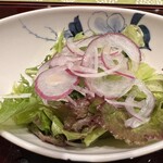 肉料理ふくなが - 次にサラダが出てくる。オイリーなドレッシングだった。