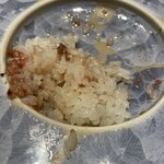 肉料理ふくなが - まぜまぜして、スプーンでパクリ。味が薄いと思う場合は、皿に塩が盛ってあるので、少しパラパラと入れて調節。めちゃ美味しい！