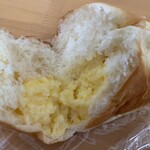 ケーワン - クリームパン　小を割ったところ