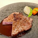 tcc 炉窯炭火焼Steak - 黒毛和牛の炉窯炭火焼。噛むたびに、肉汁がジュワッ。パサつきとは無縁なミディアムレアの美しい焼き上がり。濃厚なソースをたっぷりまとわせても、決して負けることのないお肉本来の力強い旨味を堪能