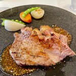 tcc 炉窯炭火焼Steak - 霧島純粋豚の炉窯炭火焼。香ばしい炭の香りが、じゅわっとにじみでる豚の脂を上品に包み込む。粒マスタードソースのほどよい酸味が、口の中に広がる豚の脂を爽やかにまとめ上げてくれる