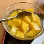 餃子酒場 - 黄色い桃缶のデザート。