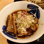 つけ蕎麦安土 - 豚つけ蕎麦のつけ汁。ねぎの下は豚ばら肉で満たされている。つけ汁が濃いので肉の量を把握できなかったのが誤算だった。