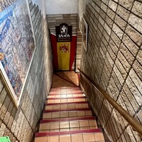 びいどろ 銀座店 - 階段で地下へ