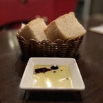 CANTINA VINI TUTTI - ◆自家製パンとオリーブオイル