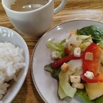 ソウルフードカフェ　カモメ - 先出しの麦入りご飯＆サラダ＆スープ(麦味噌のお味噌汁)