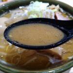 ラーメン 郷 - ラードの浮いた濃い目の味噌スープ。