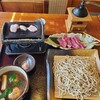 茅ヶ崎 そば処 榮家 - 石焼鴨せいろ¥1900
山椒は右上のコーヒーミルでご自身で挽いてネ♪︎
石盤に載っているのは鴨の脂身
鴨焼きには塩もあり