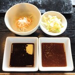 友雅亭 - タレは左が生姜醤油で、右がステーキソース