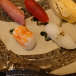 寿司 松岡 - ◯海老
      小振りな見た目﻿で味わいは普通な海老な感じ
      
      ◯イカ
      ネットリ感のある質の良さを感じる食感と味わい