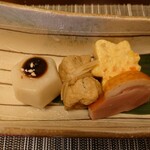 寿司 松岡 - ◯鴨ハム
      心地よい燻製の香りと味わいがして
      肉自体にも旨味があり美味しい
      
      ◯里芋
      程よいシャリシャリ感があり
      絶妙な煮具合でいいお店に来たなあ、と思える
      甘い赤味噌ダレで美味しい