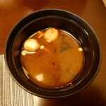 寿司 松岡 - ▷赤出汁
      出汁感は際立ってないけどまとまりの良い味わい
      作りたてではないけど薄味気味で美味しい