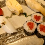 寿司 松岡 - ◯鉄火
      海苔の炙った香ばしい感じはそんなにないけど
      鼻に近づけると
      ほんのりと上質感ある海苔の香りがしてる
      
      これも鮪が旨味あって美味しい