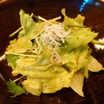 寿司 松岡 - ◯しらすのサラダ
      載ってるしらすが旨味シッカリで品の良いお味
      甘味、旨味のある和風ドレッシング
      何の味だろうか❔
      よく判らんが美味しい♪