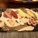 寿司 松岡 - ▷寿司
      ◯鮪
      マグロの旨味がシッカリとある感じ
      口の中で旨味がじんわりと広がるよねえ！
      
      もしかしたら熟成されてるかな❔
      しかし熟成はされてないとのこと
      
      それでも適度に寝かして旨味は増してるのだろう