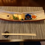 寿司 松岡 - ▷前菜盛り
      ◯キムチ大根
      これ何の旨味だろう❔
      普通のキムチとは明らかに違うねえ
      
      辛さと旨味がシッカリしてて美味しい❕