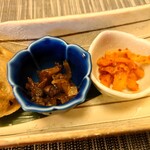 寿司 松岡 - ◯ゴーヤの煮物
      甘い醤油味で煮られてて
      苦みと甘味が入り混じって美味しい
      
      これは魚の煮汁で煮られてる様な味わいだよねえ
      
      ◯レンコンの挟み揚げ
      ミンチと枝豆❔
      カラッと揚がってて温かくて美味しい