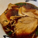 麺屋 丈六 - スープの中にチャーシューがたっぷり