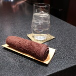 古美術茶亭 もちづき - おしぼりとお水。