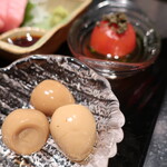 古美術茶亭 もちづき - うずらの醤油漬け、出汁に漬けたミニトマト（皮が剝いてある丁寧な仕事）。