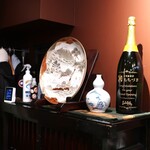 古美術茶亭 もちづき - 入口近くのインテリア。